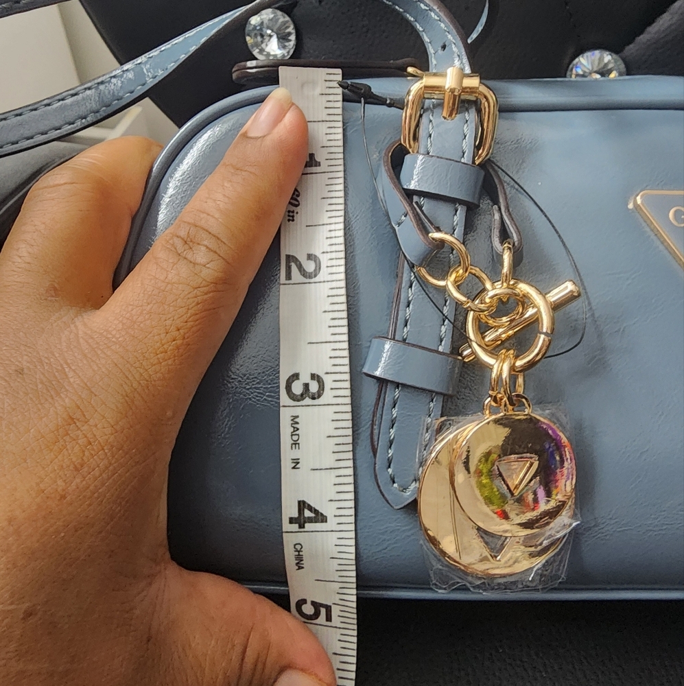 New GUESS Dark Denim SholderBag with gold keychain has two pockets inside - Picture 4 of 11